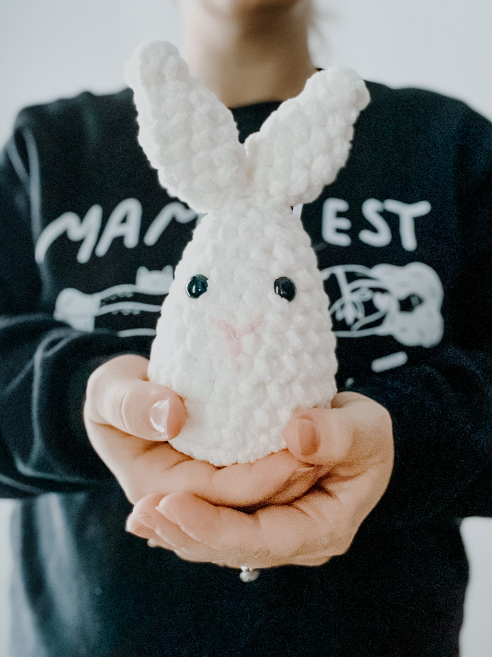 Mini lapin crocheté à la main sur mesure – River and Rose Knitting